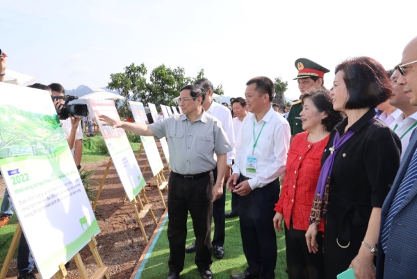 Bà Mai Kiều Liên lắng nghe ý kiến chỉ đạo của Thủ tướng tại Lễ khởi công Thiên đường sữa Mộc Châu vào tháng 5/2022.