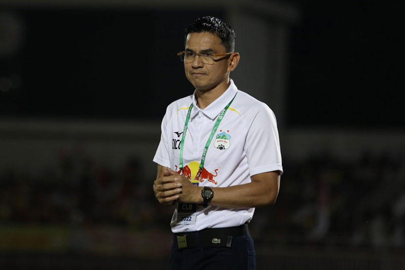 Báo Thái Lan hé lộ kế hoạch 'giữ chân' HLV Kitasak của bầu Đức