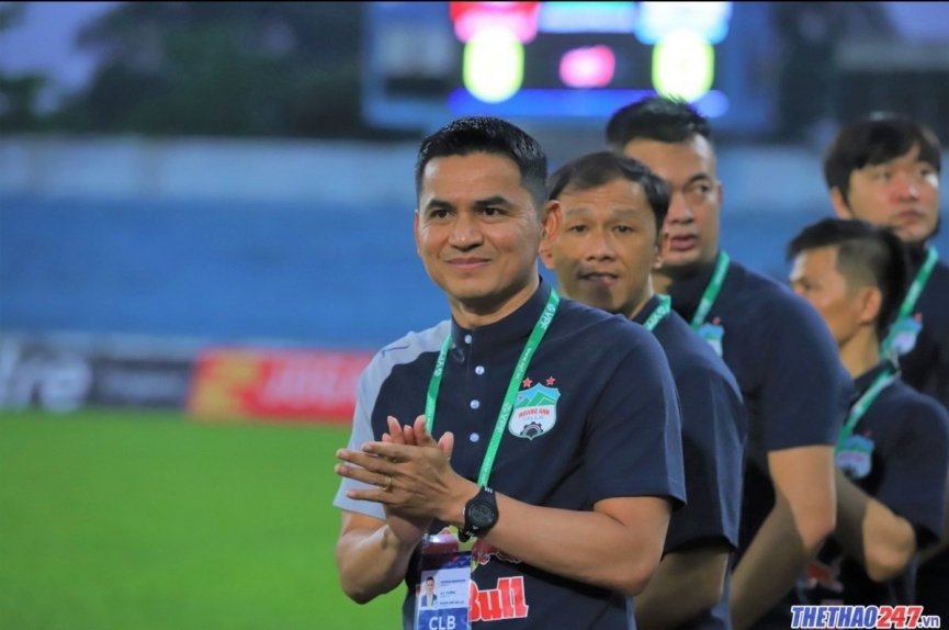 Nghe lời vợ, HLV Kiatisak đưa ra quyết định cho tương lai
