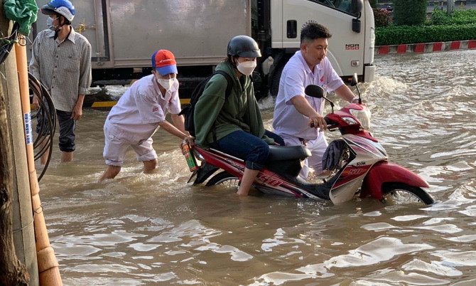 Cần Thơ: Doanh nghiệp cứu hộ miễn phí hàng trăm chiếc xe máy cho người dân trong những ngày triều cường