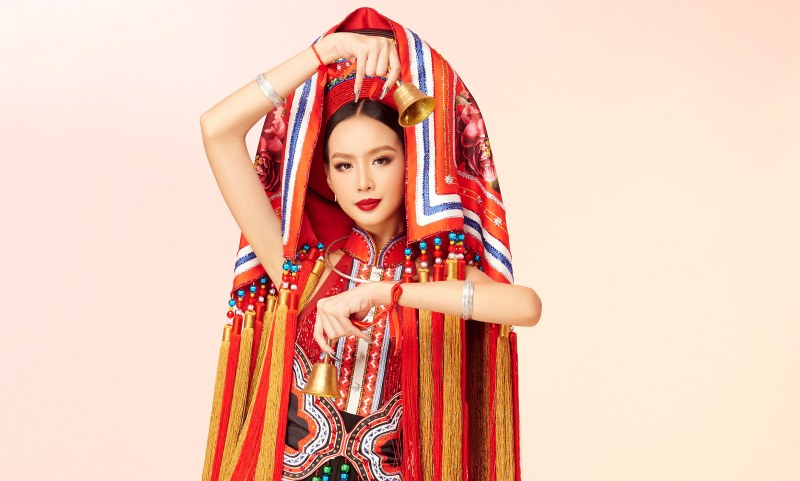Bảo Ngọc hóa thân "Cô em Dao Đỏ" tại Ai Cập cho phần thi Trang phục dân tộc của Miss Intercontinental 2022