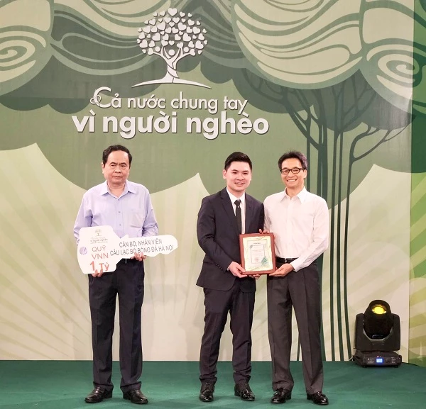 Ông Đỗ Vinh Quang, đại diện CLB Bóng đá Hà Nội trao 1 tỷ đồng ủng hộ cho Quỹ “Vì người nghèo” Trung ương năm 2020.