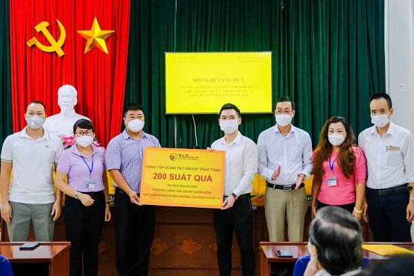  Ông Đỗ Vinh Quang và CBNV T&T Group trao tặng hàng ngàn suất quà tình nghĩa cho người dân Hà Nội gặp khó khăn do ảnh hưởng bởi dịch COVID-19.