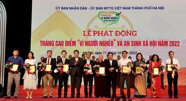 Ông Đỗ Vinh Quang – Phó Chủ tịch HĐQT Tập đoàn T&T Group (thứ tư từ trái sang) nhận bằng vinh danh của UBND - Ủy ban MTTQ Việt Nam thành phố Hà Nội vì những đóng góp tích cực trong công tác giảm nghèo và an sinh xã hội của thành phố.