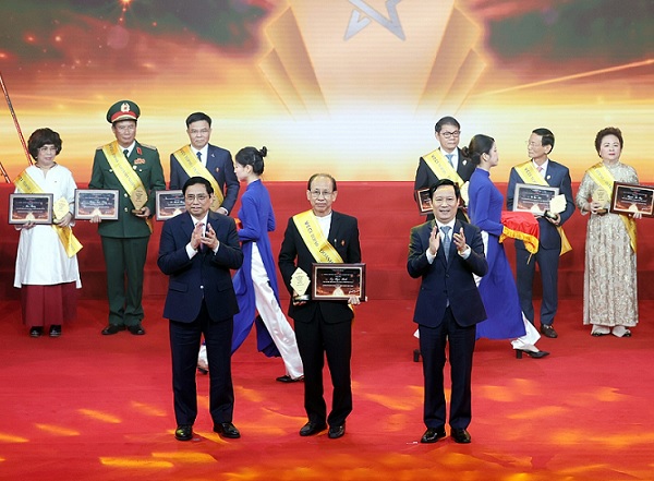 Doanh nhân Lý Ngọc Minh: Nửa thế kỷ gắn bó với nghề gốm sứ và danh hiệu cao quí Top 10 doanh nhân Việt Nam tiêu biểu 2022