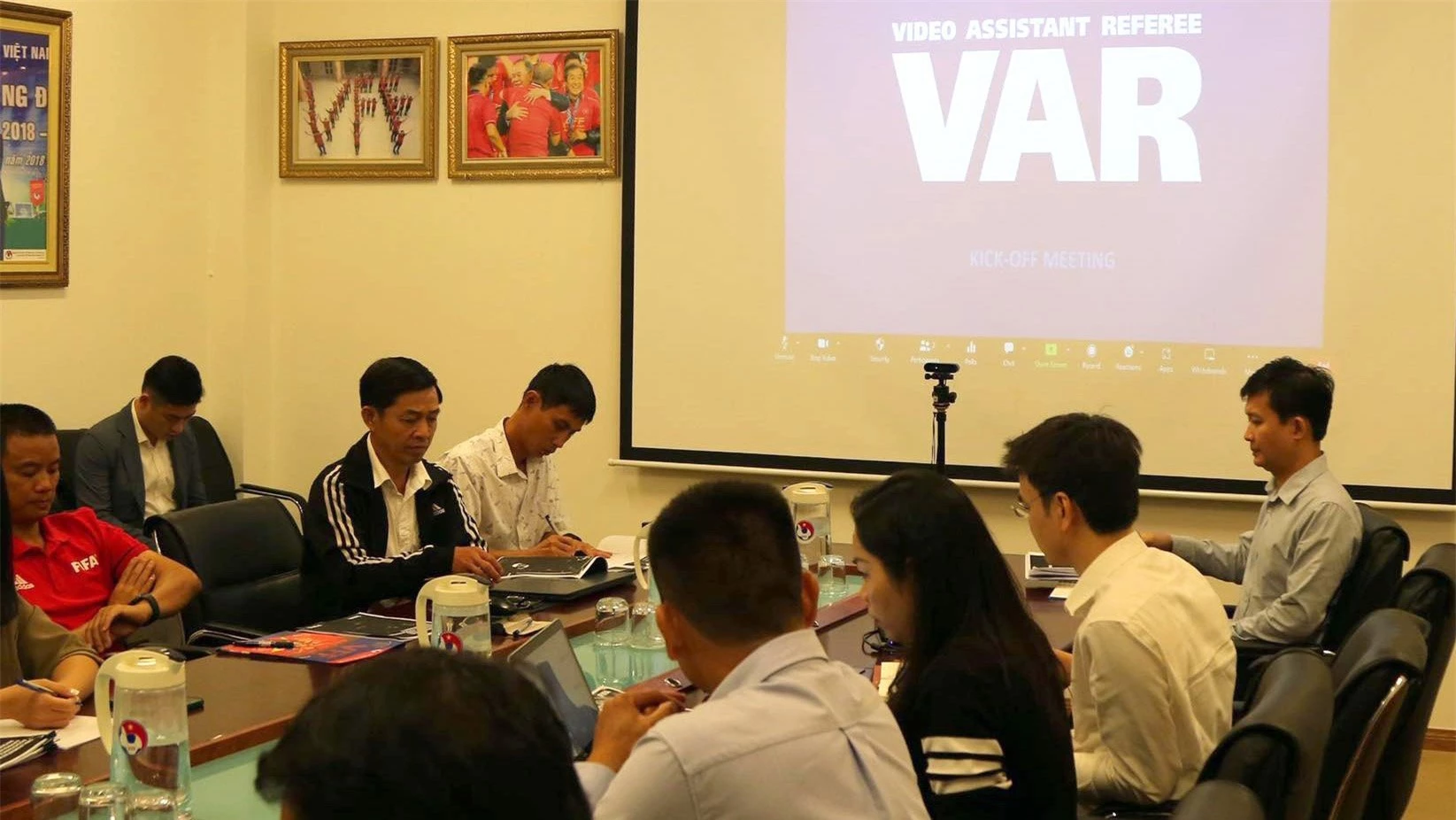 Phản ứng bất ngờ của CĐV ĐNÁ trước tin V-League sắp áp dụng VAR 201947