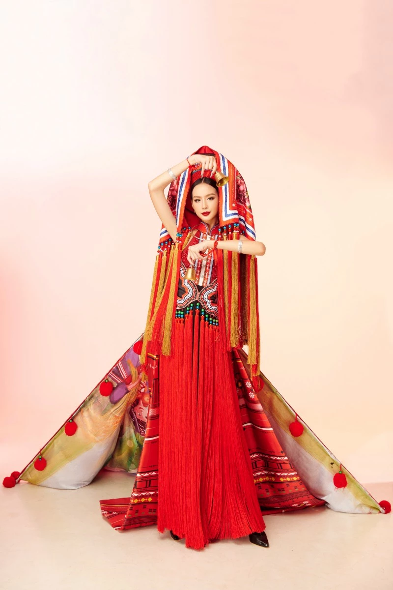Á hậu Bảo Ngọc trong trang phục "Cô em Dao Đỏ"