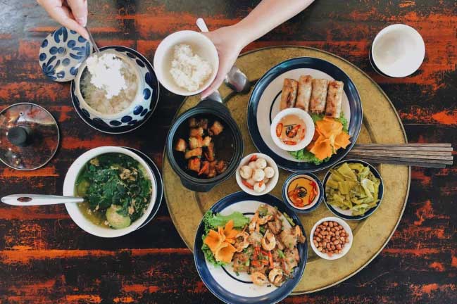 Chị em hay mắc sai lầm nghiêm trọng này khi ăn cơm khiến cân nặng tăng nhanh, càng nhịn ăn càng béo