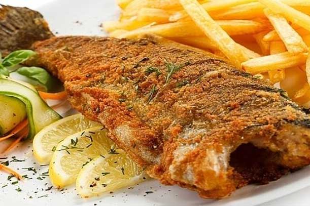 Dùng thêm thứ này khi rán cá giúp cá hết sạch mùi tanh, giòn tan không dính chảo