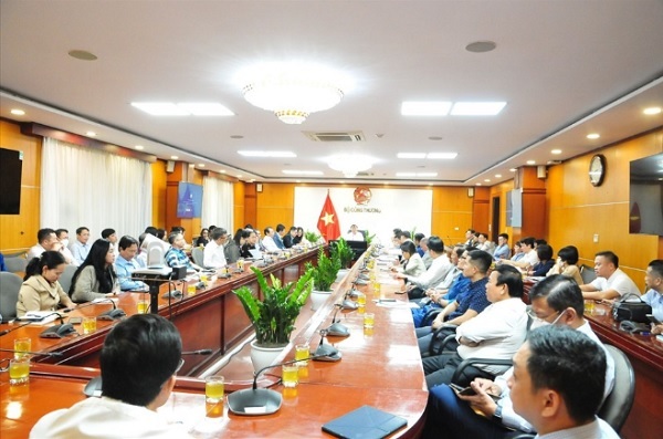 Kiến nghị tiếp tục điều chỉnh chi phí nhập khẩu xăng dầu về Việt Nam để gỡ khó cho doanh nghiệp