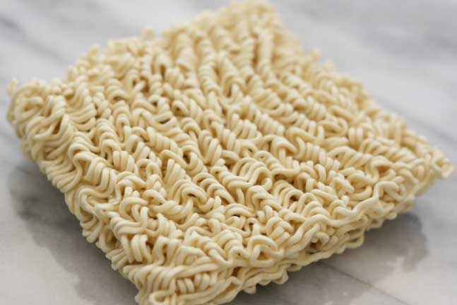 Mì tôm ăn theo 5 cách sau cực kỳ hại sức khỏe, ai cũng cần biết để tránh