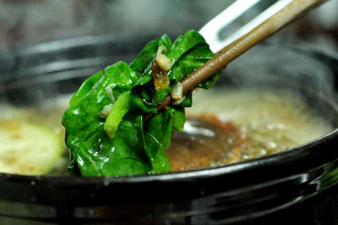 Thèm mấy cũng chớ dại thả loại rau này vào nồi lẩu kẻo gây hại sức khỏe: Loại số 3 hầu như ai cũng mê