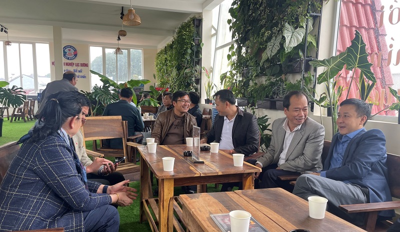 Đoàn công tác tỉnh Xiêng Khoảng (Lào) trao đổi thông tin với lãnh đạo UBND huyện Lạc Dương và Chi hội Doanh nghiệp Lạc Dương tại không gian Cà phê doanh nhân.  