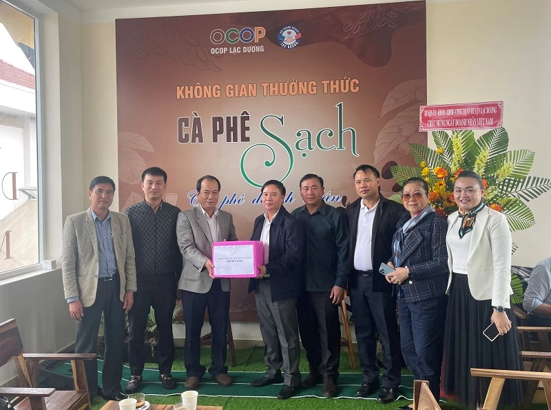 Lãnh đạo hai bên trao cho nhau các phần quà ý nghĩa là sản phẩm đặc trưng của địa phương.