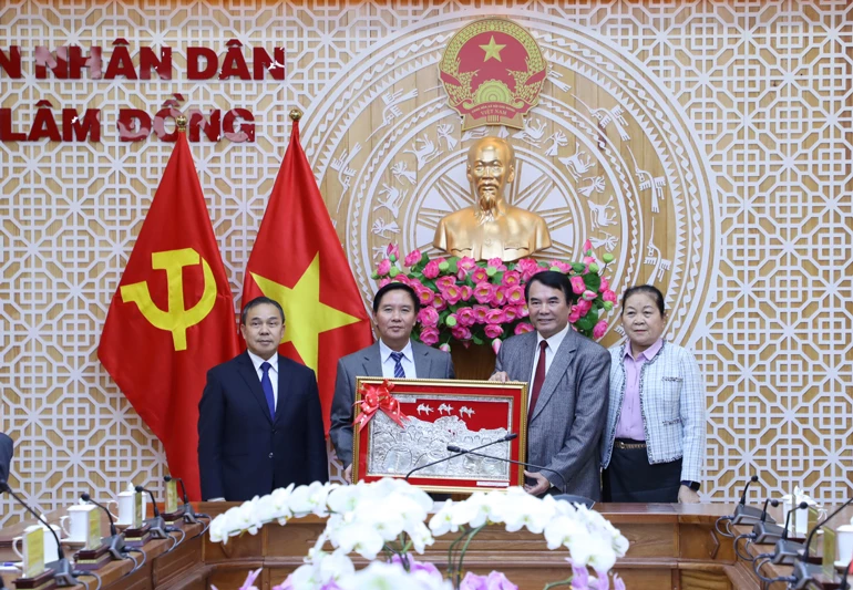 Phó Chủ tịch UBND tỉnh Lâm Đồng Phạm S (thứ 2 từ phải sang) tiếp và làm việc với đoàn công tác của nước bạn Lào.