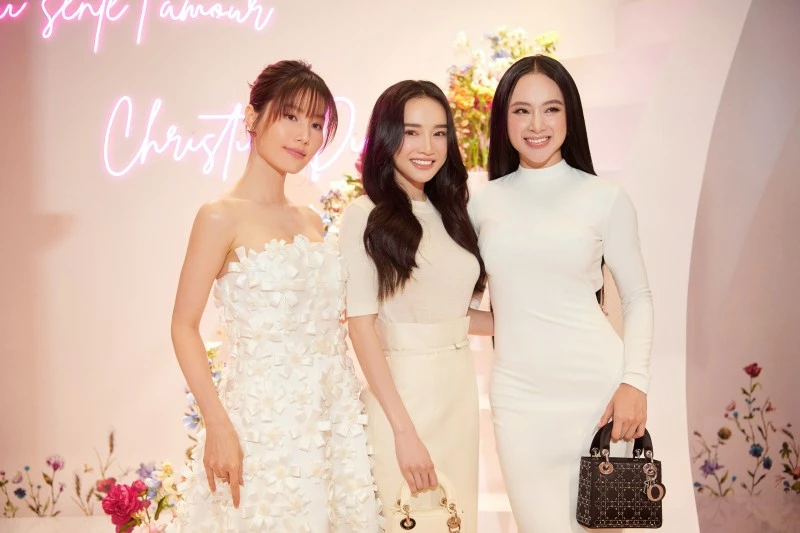 Nữ diễn viên hội ngộ hai người em thân thiết Diễm My và Angela Phương Trinh. Cả ba mỹ nhân đọ nhan sắc trong cùng khung hình và trở thành tâm điểm của sự kiện. 