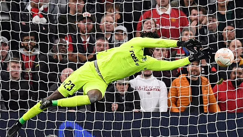 Thủ thành 'bắt như Buffon' làm nản lòng Man United