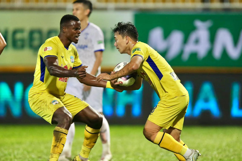 HAGL trải qua chuỗi trận buồn dưới thời Kiatisak, đối diện với thực tại phũ phàng