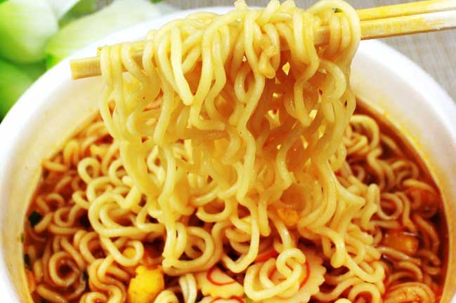 Ăn mì tôm nhớ làm thêm 1 bước nhỏ để loại bỏ chất béo, không lo nóng trong, nổi mụn