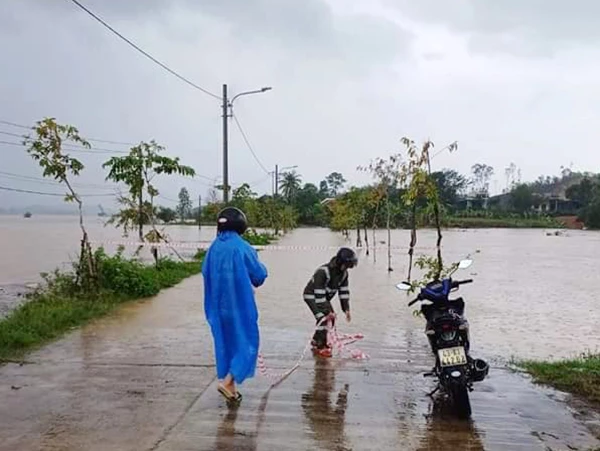 TP Đà Nẵng nghiêm cấm người dân và phương tiện không có nhiệm vụ phòng, chống thiên tai đi lại, đánh bắt thủy sản trên sông, vùng trũng thấp, ngập lũ