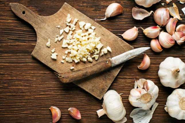 Ăn tỏi tươi mỗi ngày bạn phòng ngừa được bệnh mất trí nhớ, ngăn mụn trứng cá