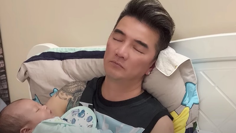 Một góc rất khác của Đàm Vĩnh Hưng: Ngủ gật chăm con