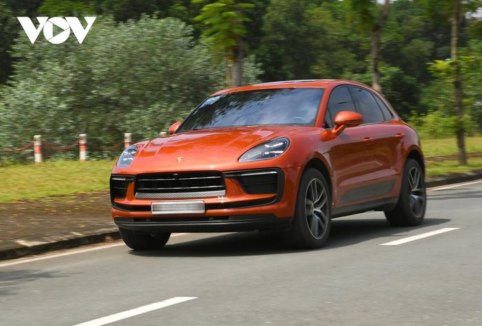 Cận cảnh Porsche Macan 2022 màu cam, giá gần 4 tỷ đồng tại Việt Nam