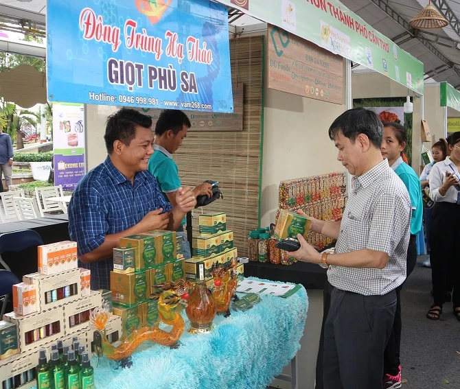 Ông Đinh Tuấn Kiệt, Chủ tịch Hội Doanh nhân trẻ TP Cần Thơ tham quan các gian hàng trưng bày sản phẩm OCOP.  