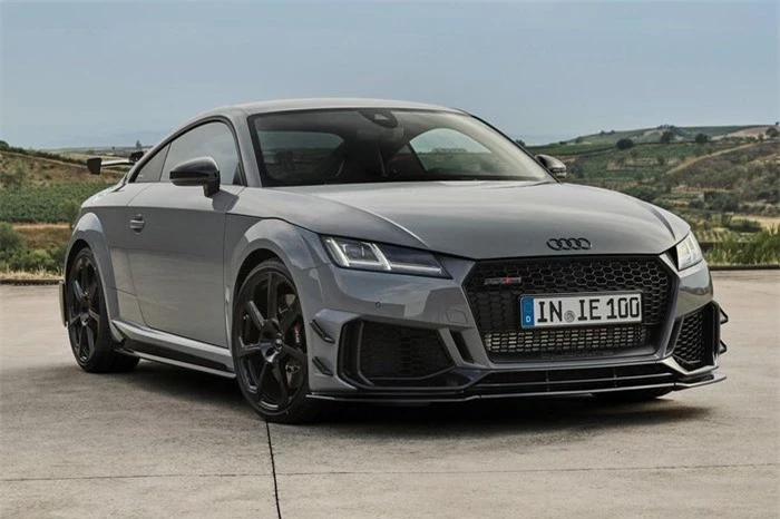  Audi vừa giới thiệu đến khách hàng châu Âu phiên bản giới hạn dành cho dòng Audi TT RS, đó là Iconic Edition. Xe được sản xuất chỉ 100 chiếc, trong đó có 10 chiếc dành cho thị trường Anh. 