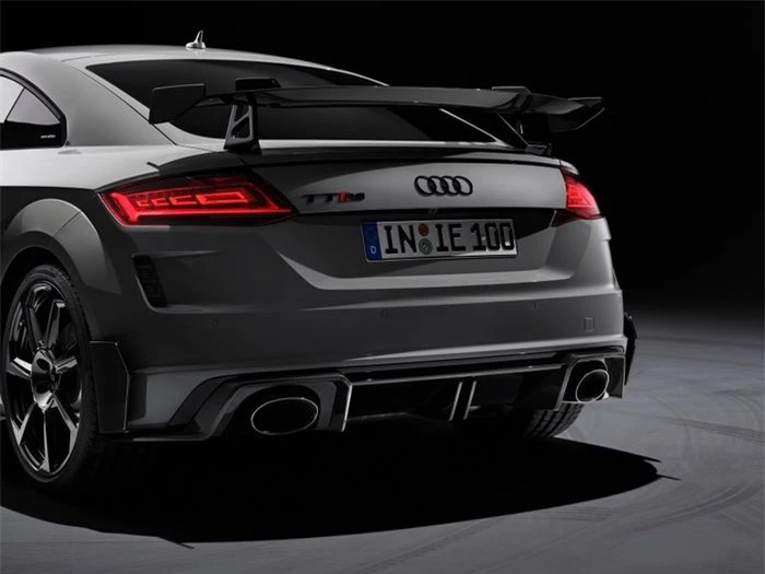  Động cơ của phiên bản giới hạn này không có gì khác biệt với những chiếc Audi TT RS tiêu chuẩn. Xe vẫn dùng động cơ xăng 2.5L, sản sinh công suất 394 mã lực và mô-men xoắn cực đại 480 Nm. Xe dùng hệ dẫn động 4 bánh cùng hộp số tự động 7 cấp. 