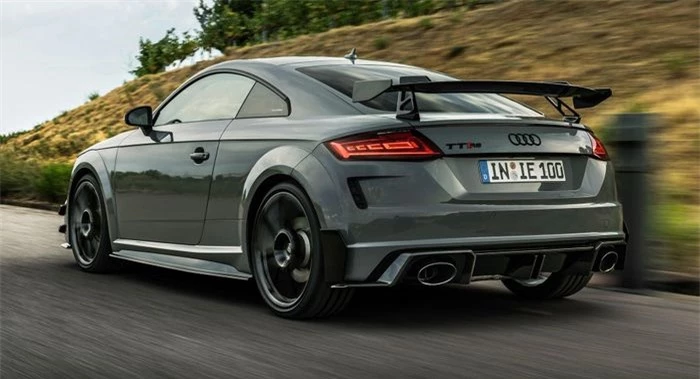  Audi TT RS Iconic Edition có giá bán tại Anh là 99.234 USD. Vào cuối năm ngoái, Audi cũng giới thiệu TT RS Heritage Edition để đánh dấu cột mốc ngưng bán dòng xe Audi TT tại Mỹ. 