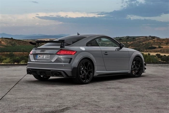  Audi TT RS Iconic Edition dễ dàng nhận ra với màu sơn xám Nardo đặc trưng của thương hiệu Đức. Bên cạnh đó, xe còn nhận được những nâng cấp về mặt trang bị. 