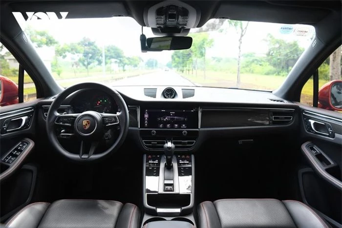 Bên trong, Porsche Macan thế hệ mới được nâng cấp đáng kể bên trong nội thất, đặc biệt là bảng điều khiển trung tâm được thiết kế hiện đại và tinh tế.