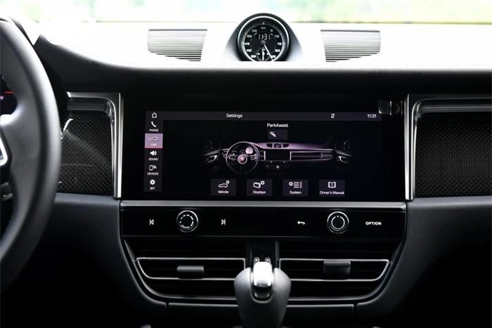 Phía trên táp-lô, chiếc đồng hồ cơ đặc trưng giờ là trang bị tiêu chuẩn. Các chi tiết nội thất bọc da và những đường chỉ tương phản màu làm điểm nhấn nội thất. Xe cũng được trang bị màn hình thông tin giải trí 10,9 inch tích hợp công nghệ điều khiển bằng giọng nói, WLAN hotspot, Apple CarPlay và Porsche Connect Plus, kết hợp với 11 loa Bose mang đến trải nghiệm âm thanh thú vị.