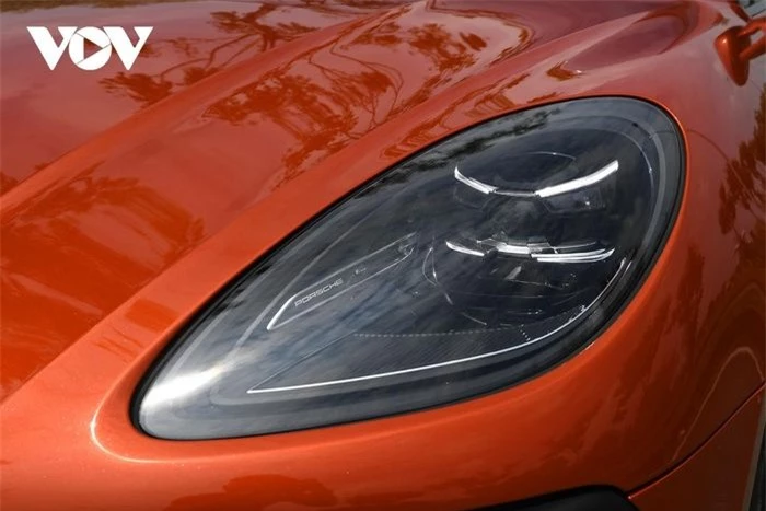 Đầu xe còn nội bật với cụm đèn trước LED với hệ thống đèn năng động của Porsche (PDLS) có khả năng cua theo góc lái.