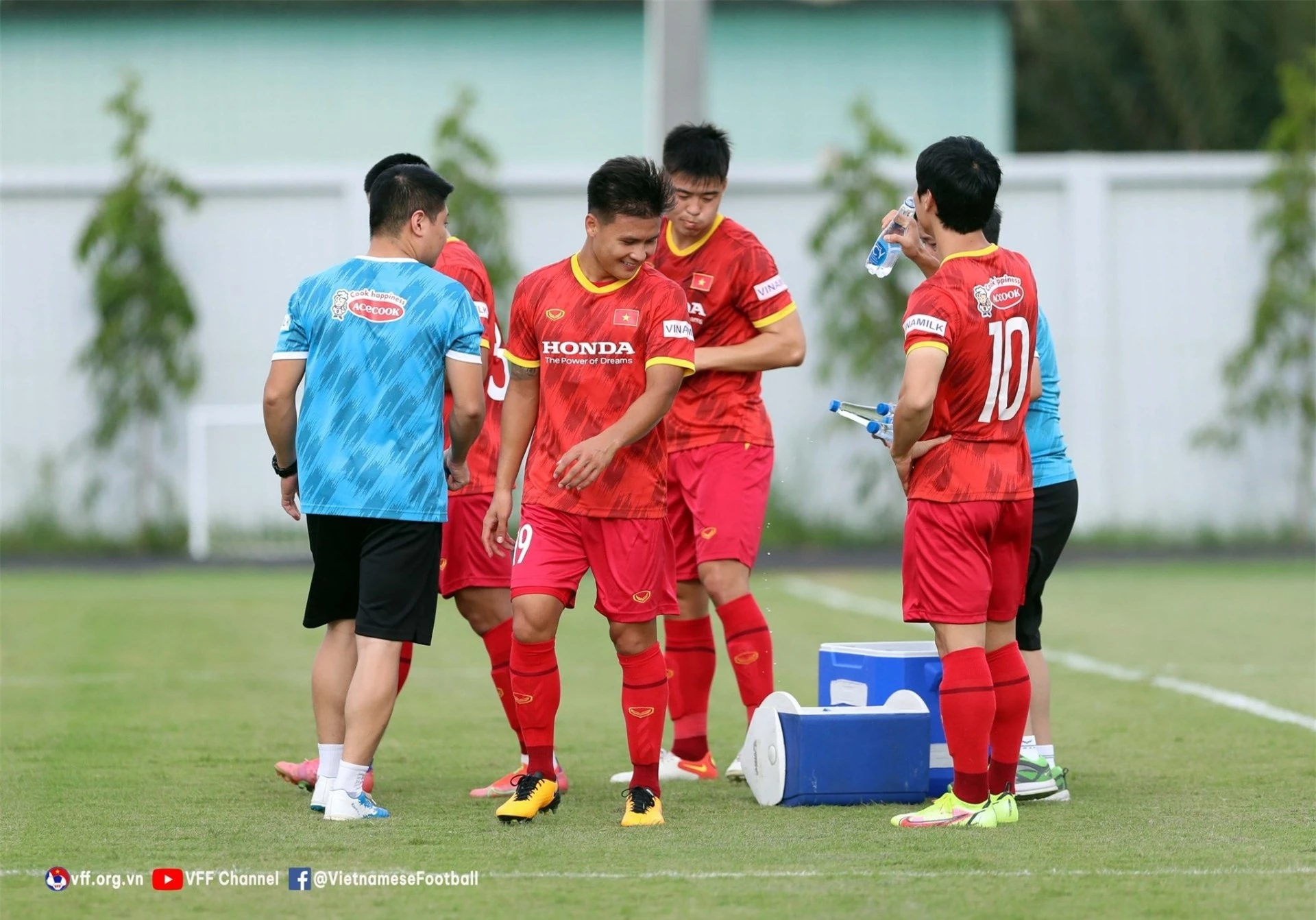 Việt Nam vs Singapore: Quang Hải khó đá chính vì lý do 'không ai ngờ đến'? 190796