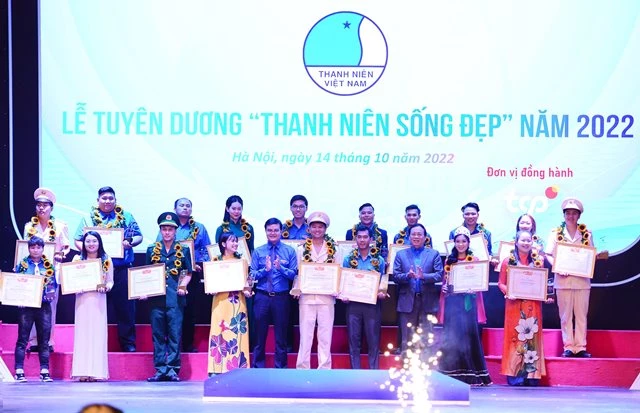 Bí thư thứ nhất Trung ương Đoàn Bùi Quang Huy trao bằng tuyên dương “Thanh niên sống đẹp” năm 2022 cho 20 cá nhân.