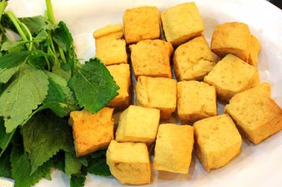 Rán đậu đừng vội đổ ngay vào chảo, cứ ngâm trong nước muối 5 phút là đậu giòn tan, ngon ngọt bất ngờ