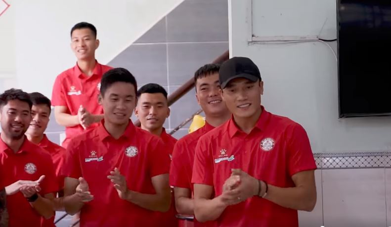 Thủ môn Bùi Tiến Dũng liên tục ghi điểm trong mắt khán giả