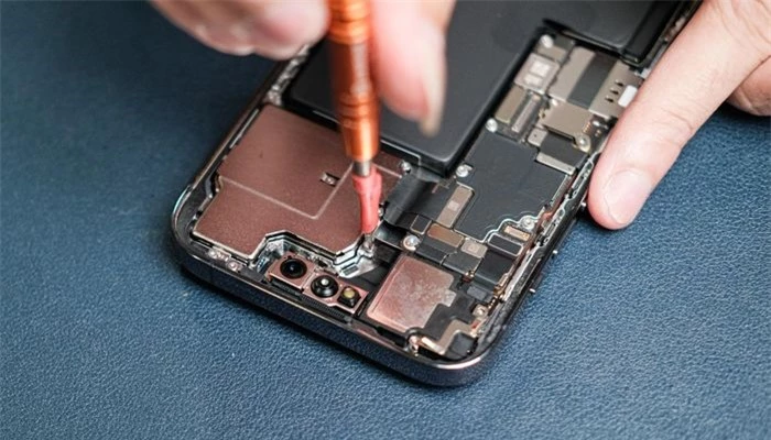  80% iPhone xách tay 2 SIM bị từ chối bảo hành tại Việt Nam. Ảnh: Xuân Sang. 