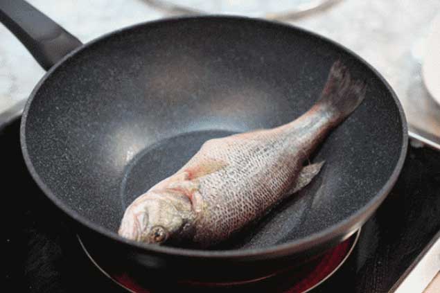 Thêm thứ gia vị này vào chảo, cá rán vàng ruộm, không bao giờ bị nát