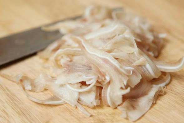 Muốn luộc tai heo trắng giòn sần sật, chỉ cần cho đúng 1 loại gia vị vào nồi