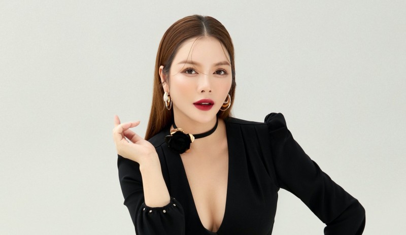 Diện đồ tổng tài thanh lịch như Lý Nhã Kỳ