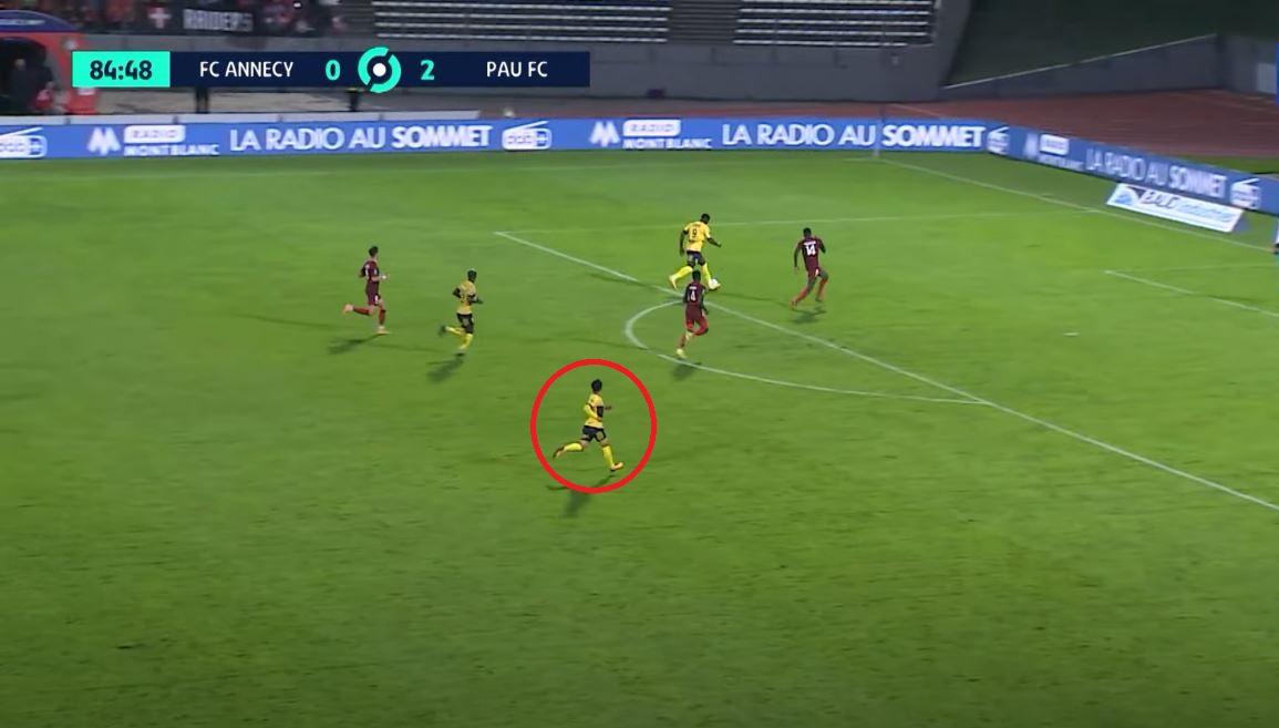 Bị đồng đội 'phớt lờ', Quang Hải mất cơ hội ghi bàn thắng cho Pau FC