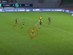 Bị đồng đội 'phớt lờ', Quang Hải mất cơ hội ghi bàn thắng cho Pau FC