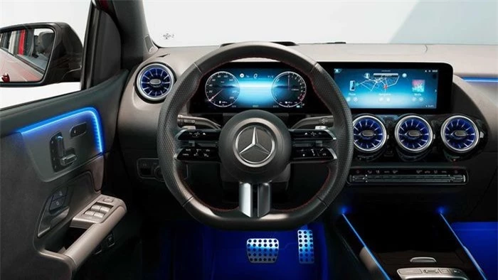  Mercedes-Benz B-Class 2023 có vô-lăng bọc da Nappa, biến thể AMG có thêm có chức năng sưởi vô-lăng. Phiên bản tiêu chuẩn vẫn có camera lùi, thêm cổng sạc USB, các phiên bản cao cấp hơn có thêm các tùy chọn màu da bọc. 