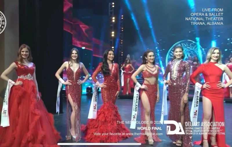 Lâm Thu Hồng và các thí sinh trên sân khấu chung kết The Miss Globe 2022