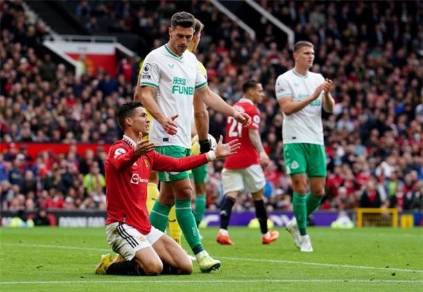 Ronaldo 'lắc đầu' khi bị thay ra trong trận MU vs Newcastle 203700