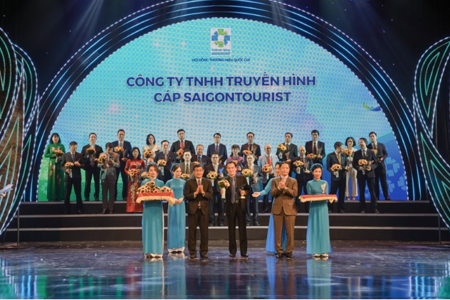 Ông Trần Văn Úy - Tổng giám đốc SCTV nhận biểu trưng THQG 2020.