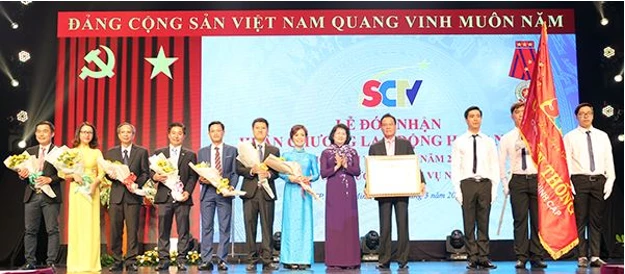 Phó Chủ tịch nước Đặng Thị Ngọc Thịnh trao tặng Huân chương Lao động hạng Nhất cho SCTV.